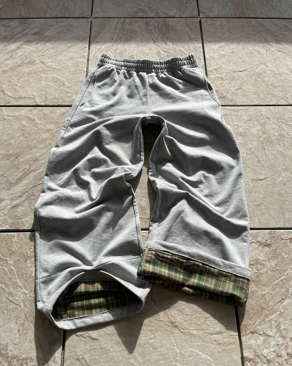 LAZY PLAID SWEATS