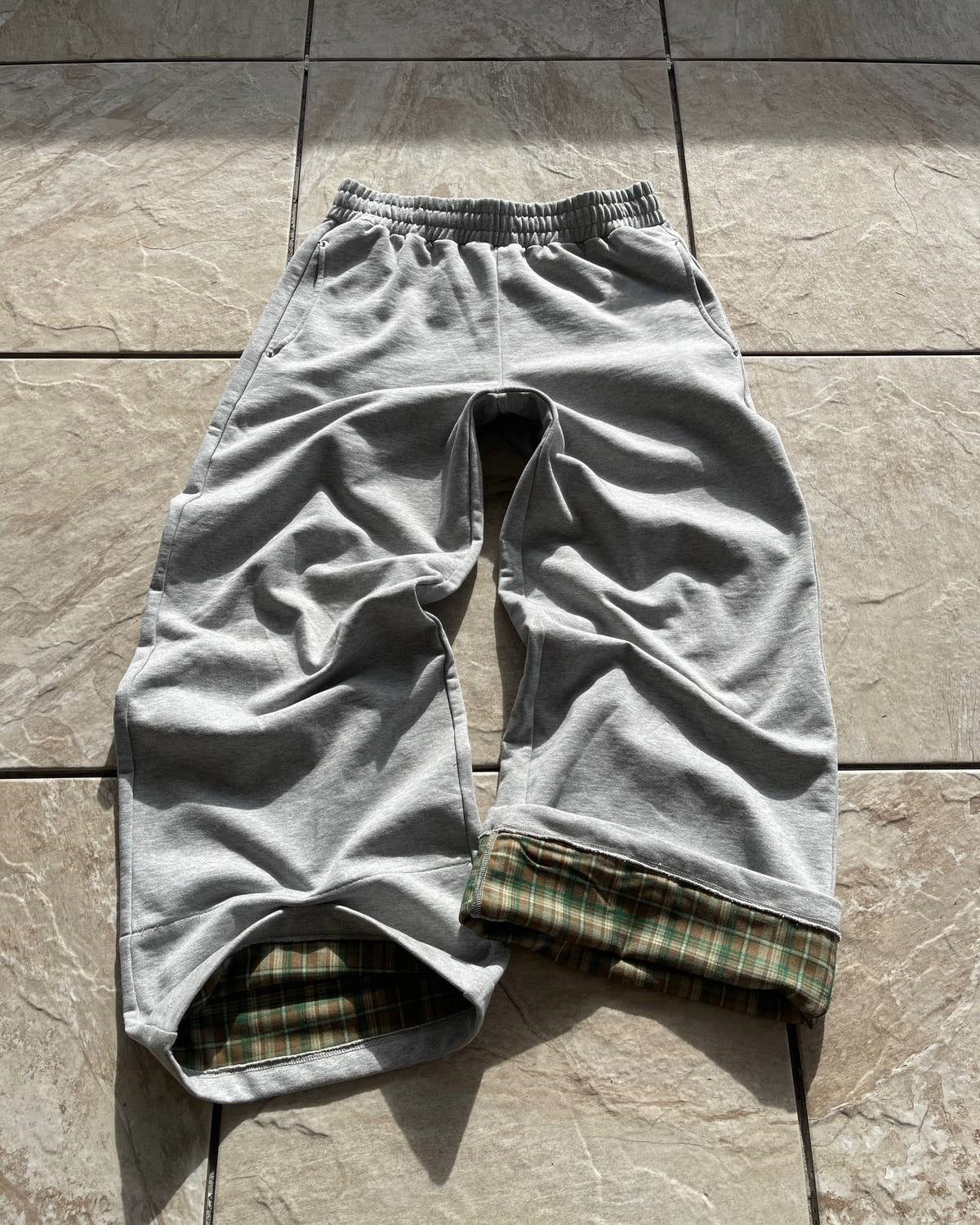 LAZY PLAID SWEATS