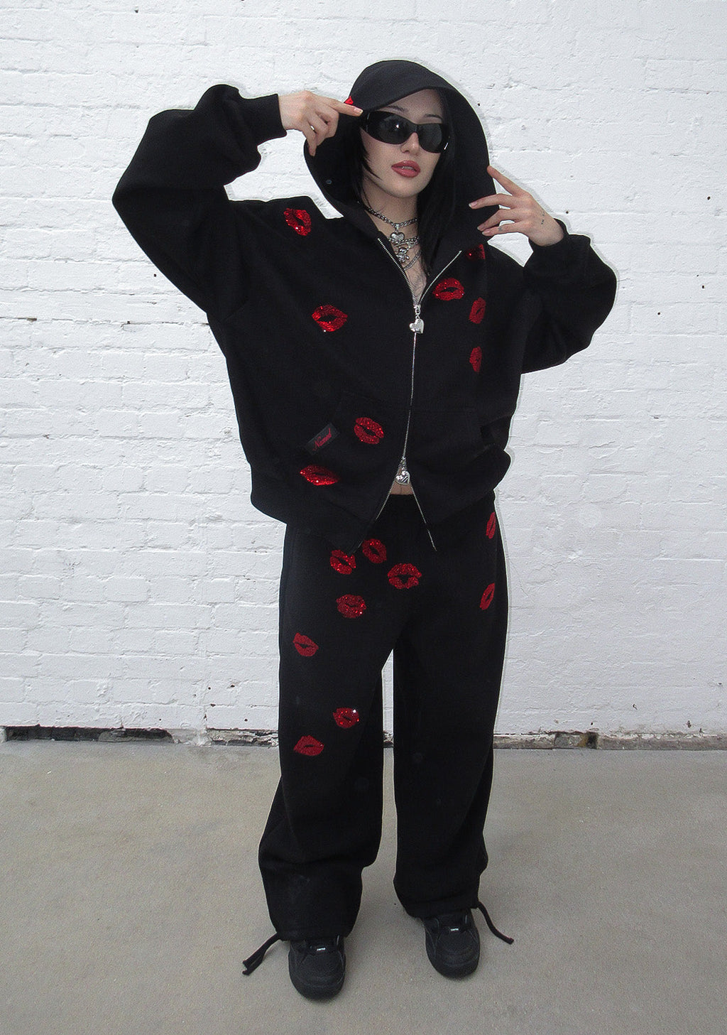 TEASE RHINESTONE KISS ZIP HOODIE BLACK